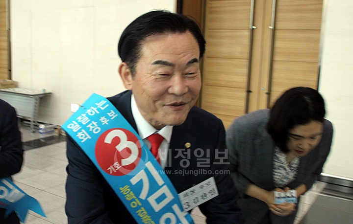 기호3번 김완일 후보가 부산세무사들을 맞이하고 있다.