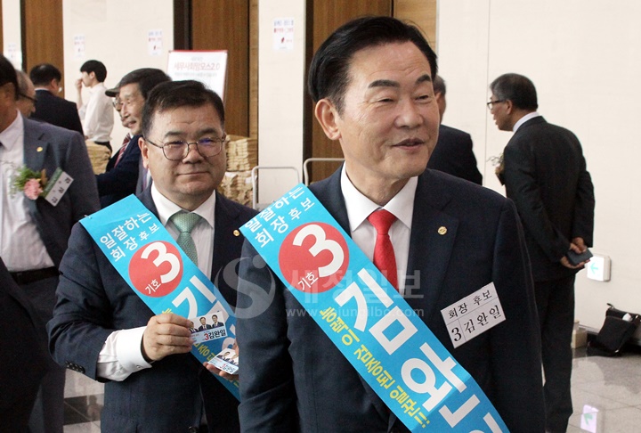 김완일 후보가 장경상 부회장 후보와 함께 부산세무사들을 맞이하고 있다.