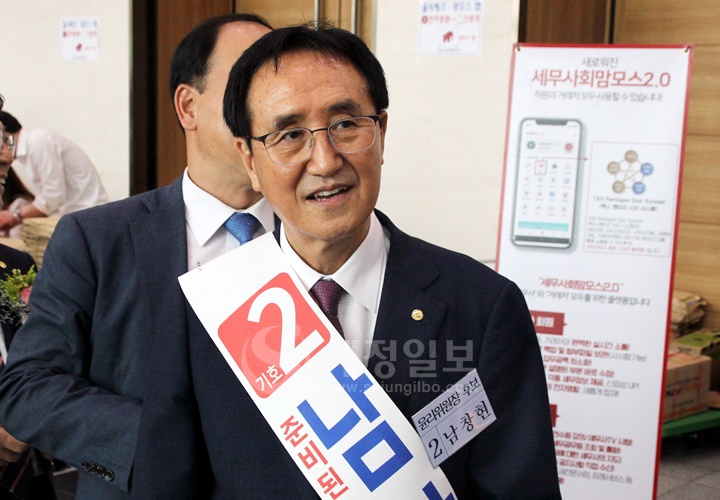 기호2번 남창현 윤리위원장 후보가 부산회원들에게 인사하고 있다.