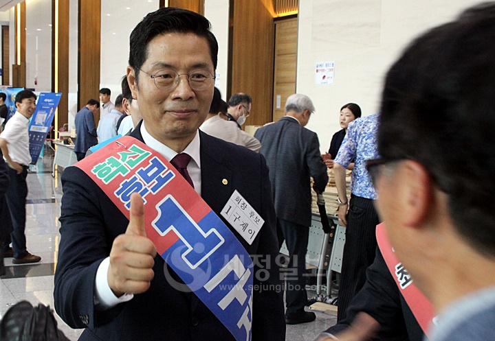 기호1번 구재이 후보가 부산세무사회원들에게 손가락으로 자신의 기호를 펼쳐보이며 인사하고 있다.