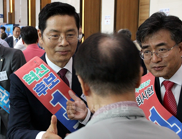 구재이 후보와 최시헌 연대부회장 후보가 부산회원들에게 한표를 부탁하고 있다.
