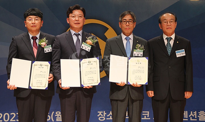 신영삼 부산선거관리위원회 위원장이 당선증을 전달했다.