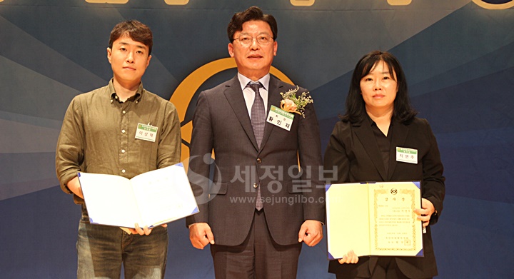 황인재 부산지방세무사회장 감사장 수상자들.