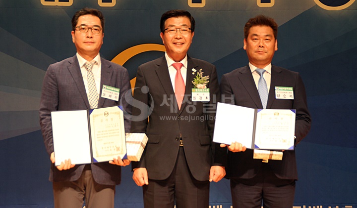 부산지방국세청 주맹식 과장, 양순석 과장, 오세두 팀장이 원경희 한국세무사회장으로부터 감사장을 받았다.