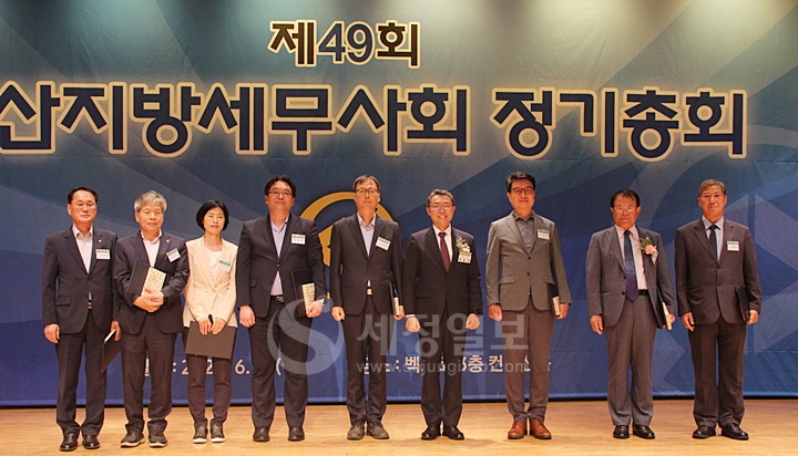 부산지방세무사회 깅성겸 고문, 이인갑 업무정화조사위원회 간사, 고연성 연구이사, 김경섭 통영지역세무사회장, 강정순 고문, 정연우 수영지역세무사회장, 허재경 업무이사, 전미라 부산여성세무사위원회 위원이 부산지방국세청장 표창장을 받았다.