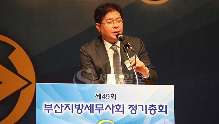 부산광역시의회 안성민 의장이 축사를 하고 있다.