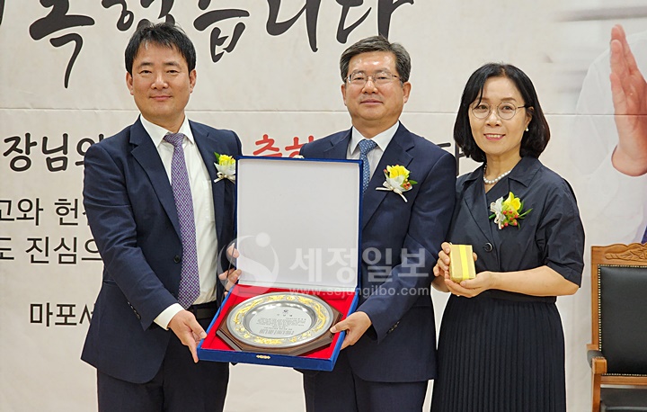 김휘영 영등포세무서장이 기념패를 전달했다.