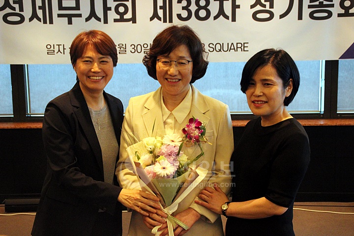 황영순 신임 한국여성세무사회장이 이은자·김미화 부회장과 함께 축하의 꽃다발을 받았다.