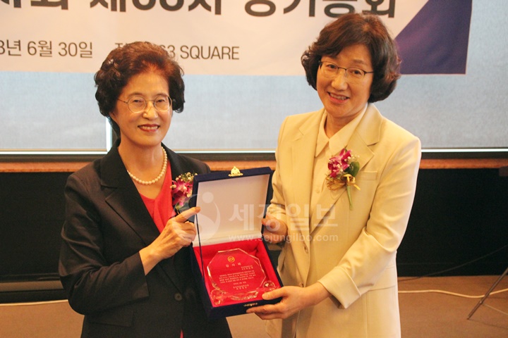 황영순 신임 여성세무사회장이 전임 이찬희 회장에게 감사패를 전달하고 있다.