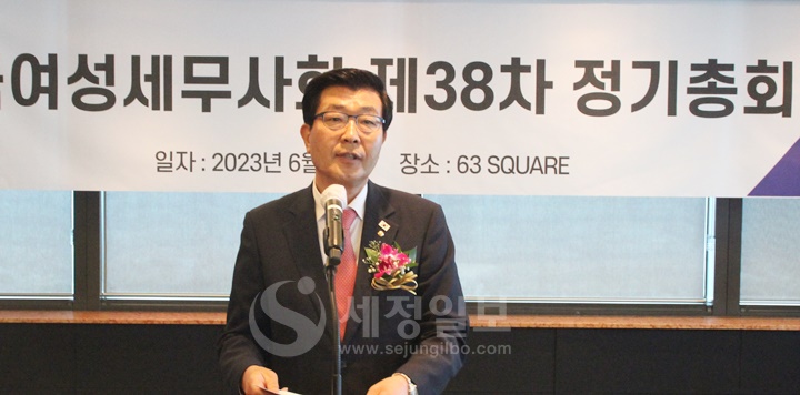 원경희 한국세무사회장이 축사를 하고 있다.