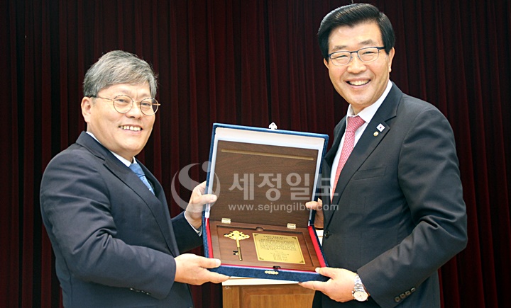 정성균 전 광주지방세무사회장이 황금열쇠를 전달하고 있다.