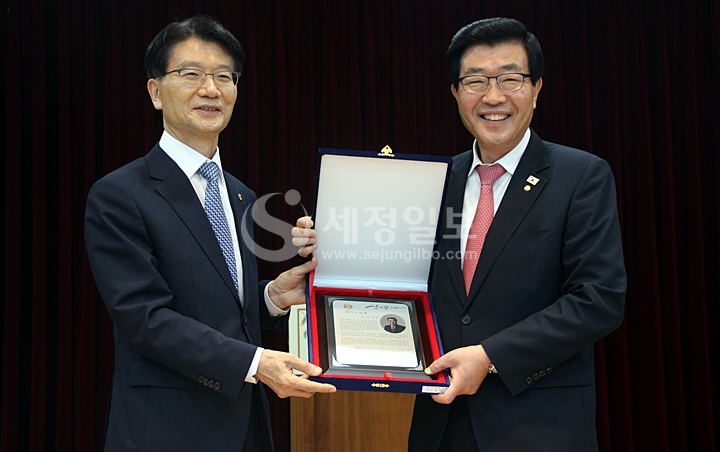 원경희 제32대 한국세무사회장이 제32대 한국세무사회 회장 재직기념패를 받고 있다.