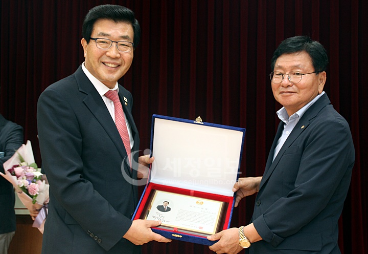 홍도현 정화위원장이 제32대 한국세무사회 임원 전달재직기념패를 전달받았다.