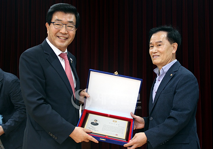 제32대 한국세무사회 임원 재직기념패 전달