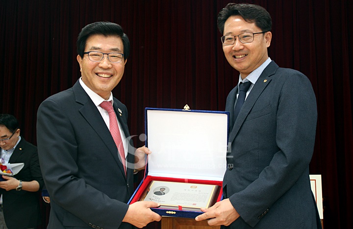 제32대 한국세무사회 임원 재직기념패 전달