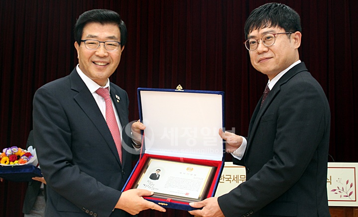 제32대 한국세무사회 임원 재직기념패 전달