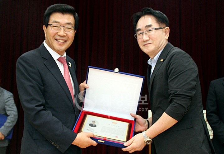 제32대 한국세무사회 임원 재직기념패 전달