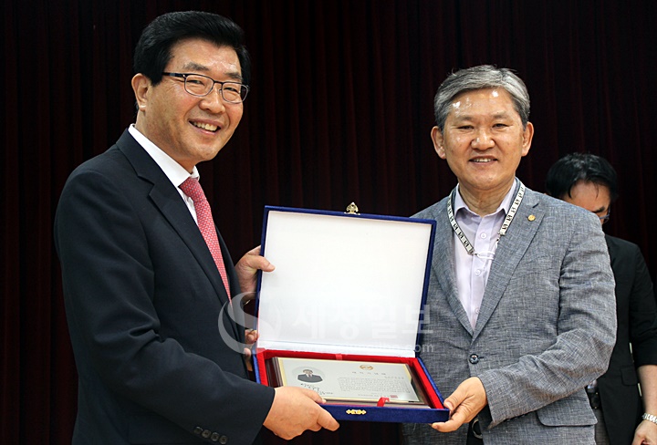 전진관 법제이사가 제32대 한국세무사회 임원 재직기념패를 받고 있다.