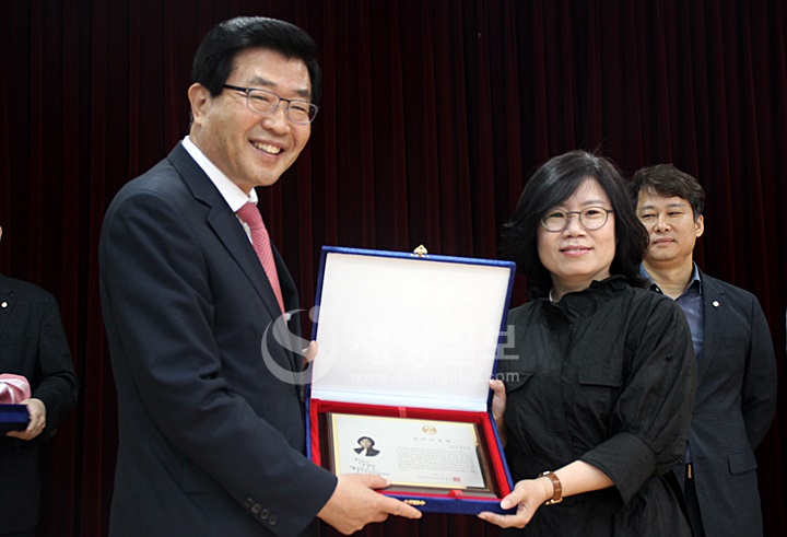 제32대 한국세무사회 임원 재직기념패 전달