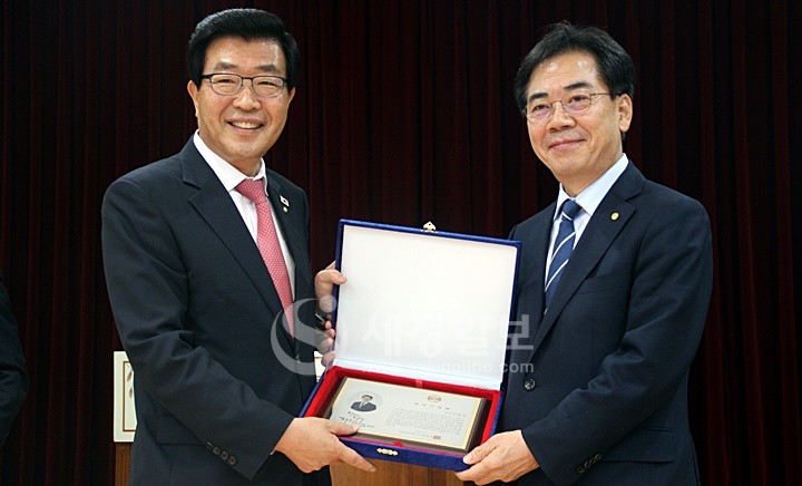 고태수 대전지방세무사회장이 제32대 한국세무사회 임원 재직기념패를 받고 있다.