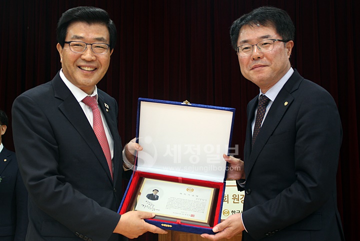 유권규 광주지방세무사회장이 제32대 한국세무사회 임원 재직기념패를 받고 있다.