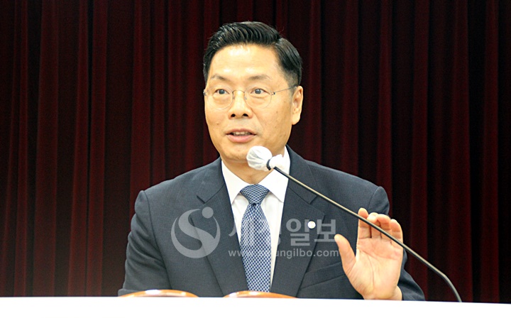 구재이 신임 한국세무사회장이 참석해 원경희 전임 회장에게 감사의 뜻을 전하고 있다.