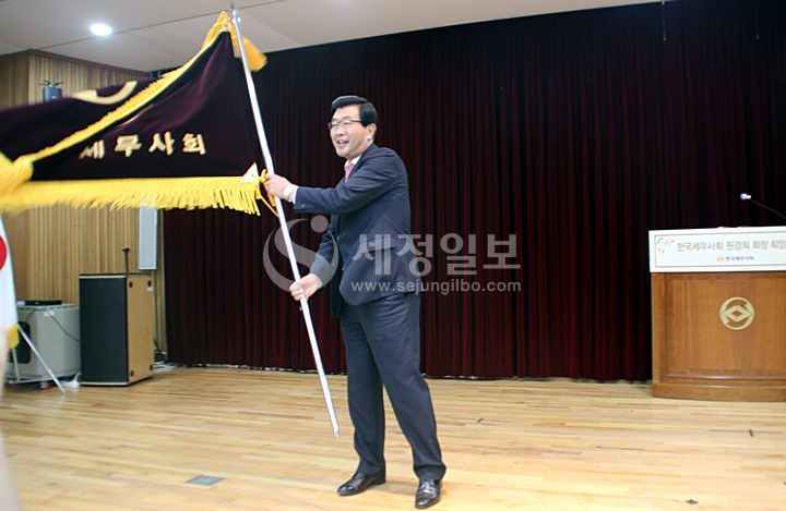 원경희 제32대 한국세무사회장이 회기를 흔들어 보이고 있다.