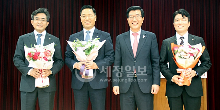 원경희 한국세무사회장이 앞으로 새롭게 한국세무사회를 이끌어갈 제33대 회장 및 부회장과 기념촬영을 하고 있다.