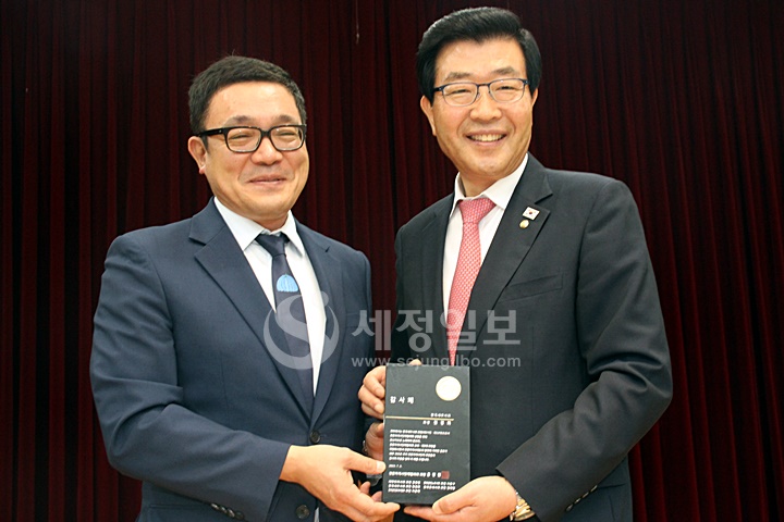 홍장원 전문자격사단체협의회 회장이 감사패를 전달하고 있다.