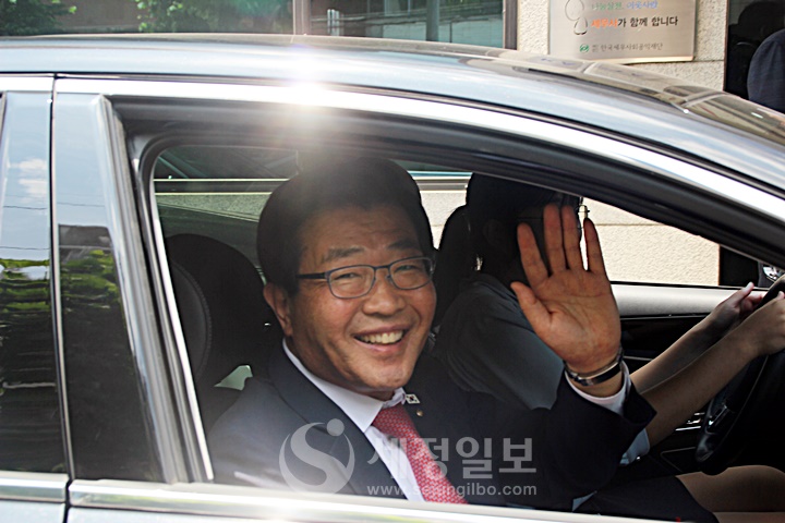 홀가분한 마음으로 원경희 회장이 손을 흔들며 세무사회관을 떠나고 있다.