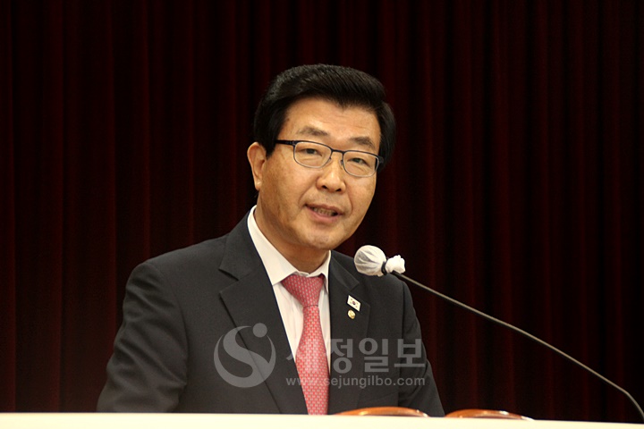 원경희 제31대, 제32대 한국세무사회장이 3일 퇴임식에서 퇴임사를 하고 있다.