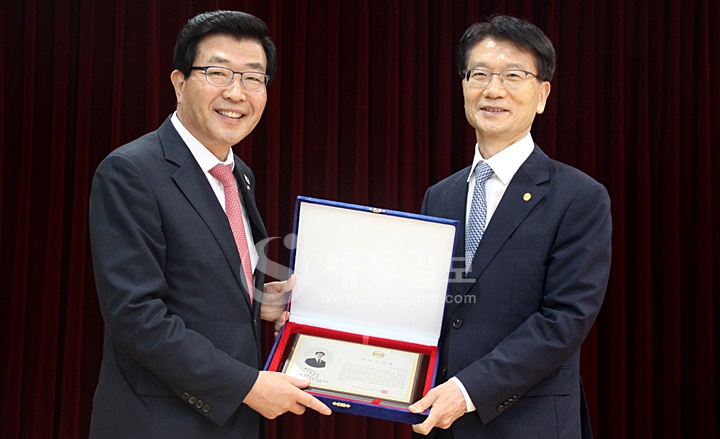 임채수 부회장이 재직기념패를 받고 있다.