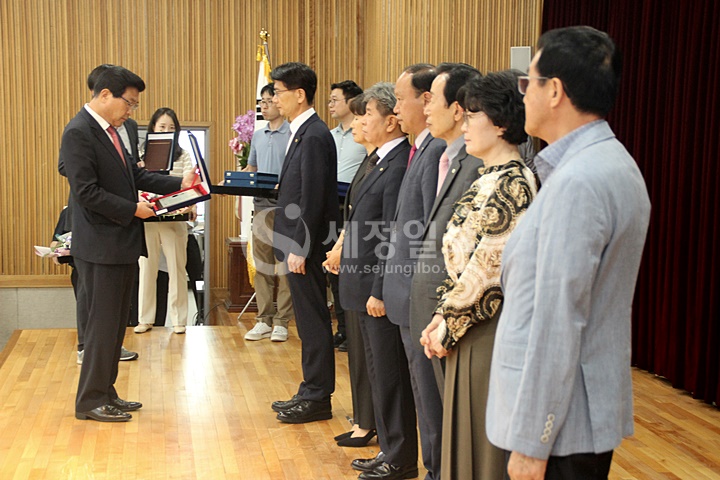 원경희 한국세무사회장이 지난 32대 집행부에대해 재직기념패를 전달하고 있다.