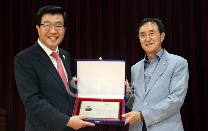 남창현 감사가 제32대 한국세무사회 임원 재직기념패를 받고 있다.