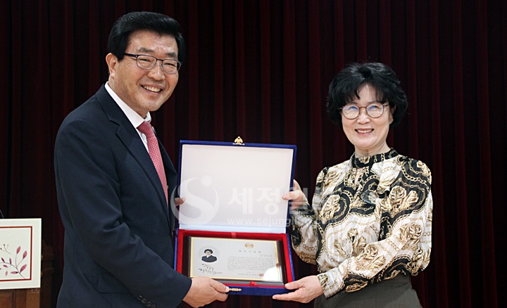 김겸순 감사가 제32대 한국세무사회 임원 재직기념패를 받고 있다.