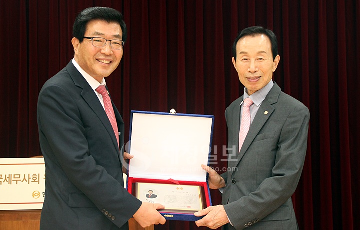 한헌춘 전 윤리위원장이 제32대 한국세무사회 임원 재직기념패를 받고 있다.