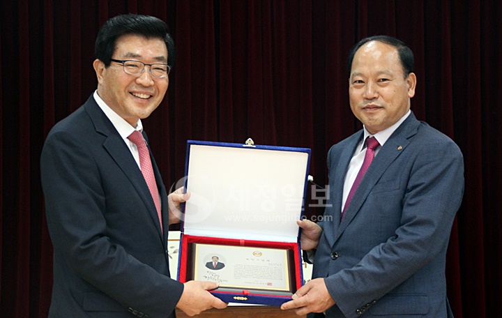 이대규 부회장이 제32대 한국세무사회 임원 재직기념패를 받고 있다.