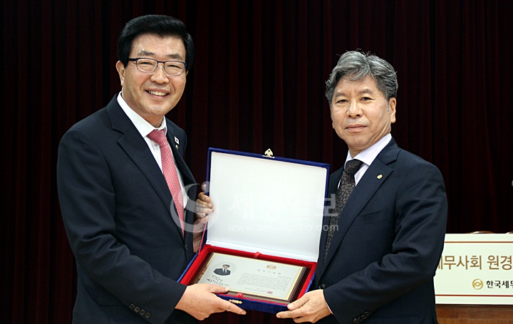 김관균 부회장이 제32대 한국세무사회 임원 재직기념패를 받고 있다.
