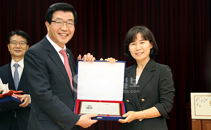 고은경 부회장이 재직기념패를 전달받았다.