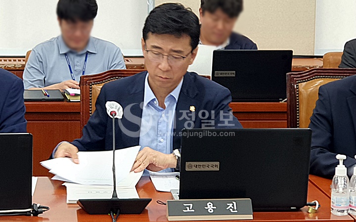 5일 국회 기획재정위원회에 질의하고 있는 더불어민주당 고용진 의원.