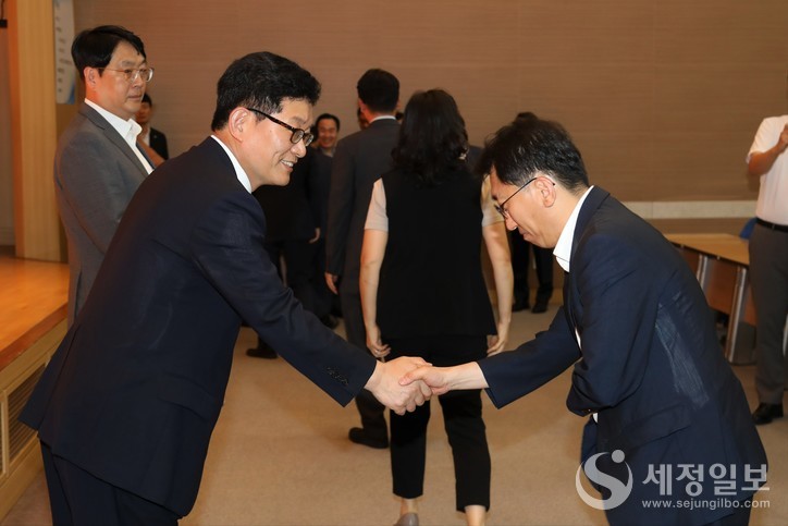 고광효 관세청장이 취임식 후 직원들과 인사를 나누고 있다.