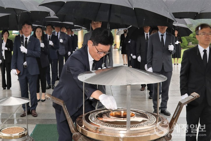 분향하고 있는 고광효 관세청장.