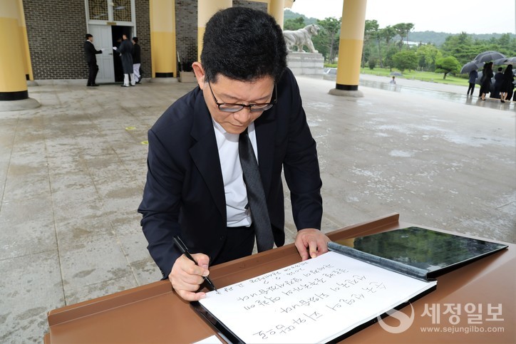 제33대 고광효 관세청은 7일 국립 대전현충원을 찾아 헌화하고 방명록에 다짐을 남겼다. 고 청장은 "순국선열의 피와 땀으로 선진국이 되었습니다. 글로벌 중추국가의 역할에 관세청이 앞장서겠습니다"라고 적었다. [관세청 제공]