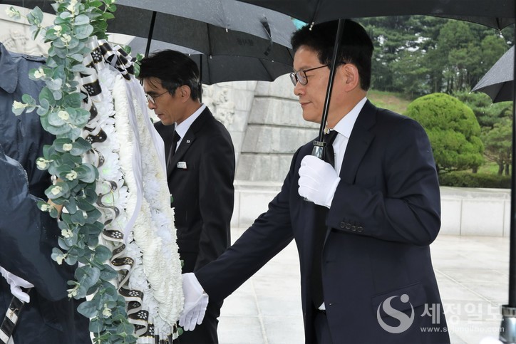 고광효 관세청장이 국립대전현충원을 찾아 헌화하고 있다.