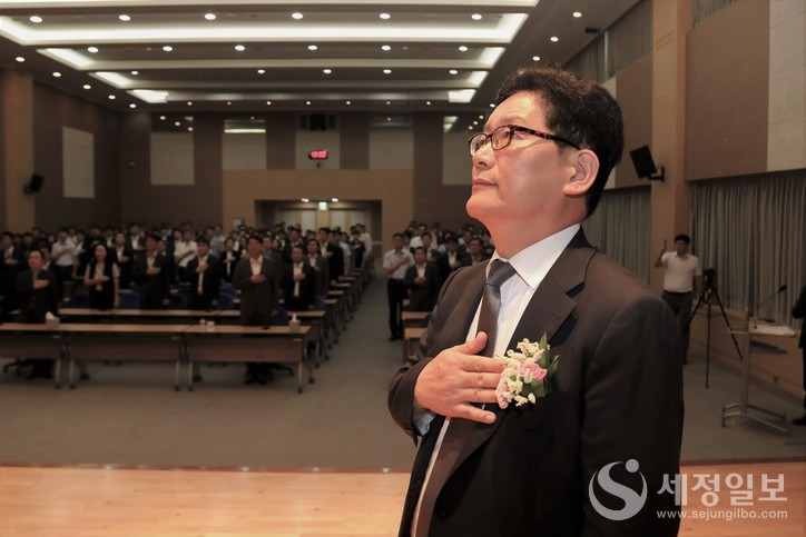 국민의례를 하는 고광효 관세청장.