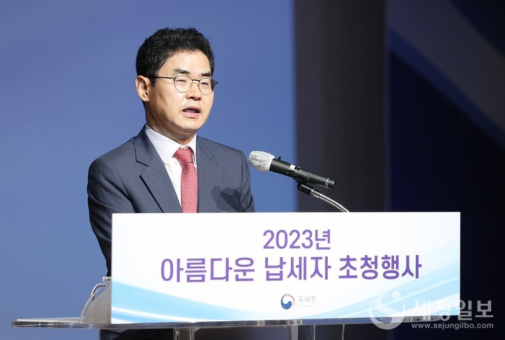 김창기 국세청장이 2023년  ‘아름다운 납세자’상 수상자들께 감사의 인사를 전하고 있다. [국세청 제공]