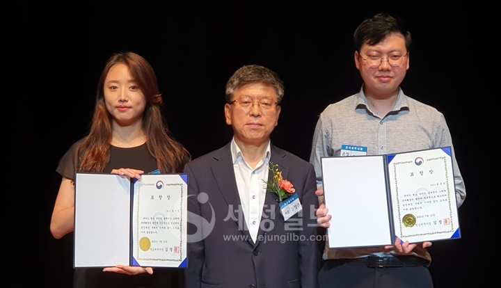 김정윤 역삼세무서장이 세무사들에게 표창장을 수여했다.