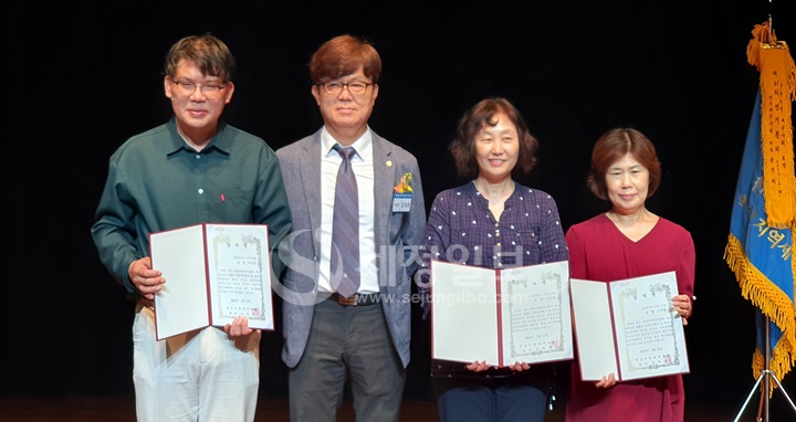 김정훈 역삼지역세무사회장 역삼세무서 국세조사관들에게 감사장을 전달했다.