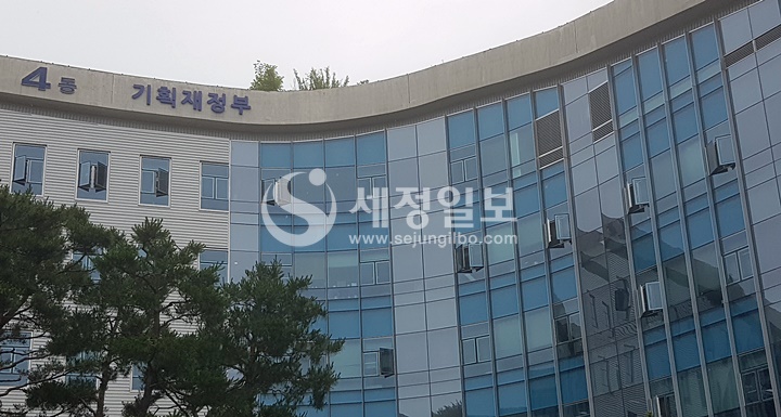 기재부 세제실은 현재 세법개정의 콘트롤 타워인 세제실장이 공석이다. 세제실은 개정안 발표 일정마저 '정해진 것이 없다'는 말만 되풀이 하고 있는 모습이다.