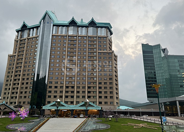 강원도 정선에 위치한 강원랜드가 운영하는 호텔. 이 호텔 지하층에서 카지노가 운영되고 있다.